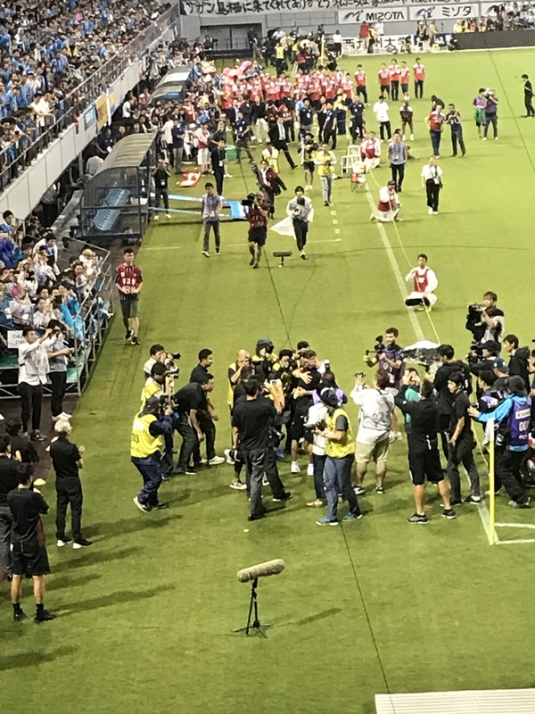 トーレス、イニエスタ 抱擁