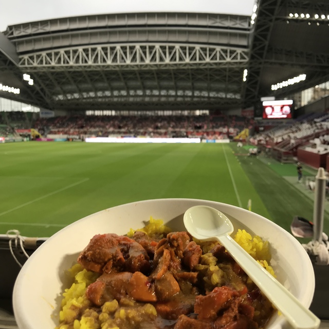 スタジアムを観ながら食べるカレーもいいよね。