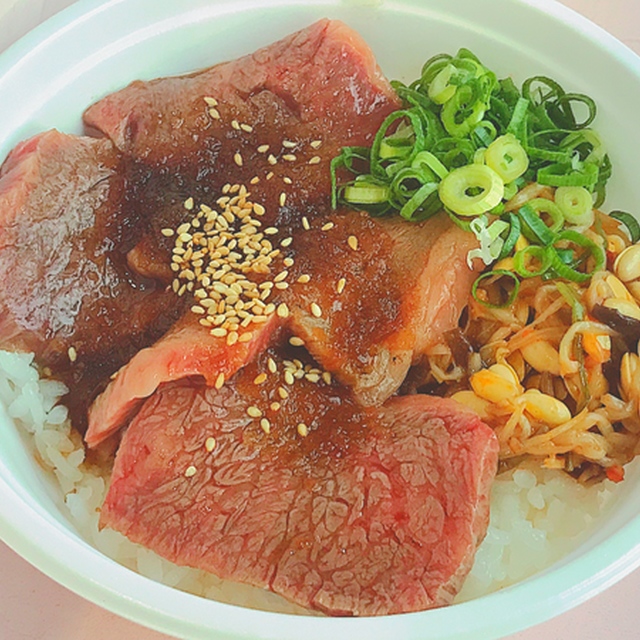 佐賀牛の極上カルビ丼（1,300円）。