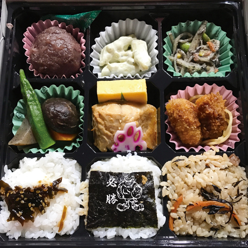 必勝弁当『BLACK』。対戦相手にちなんだメニューが必ず入っている。浦和メニューはペンネバジルチ─ズサラダ。埼玉県の消費量1位と2位がチーズとパスタなんだそう。