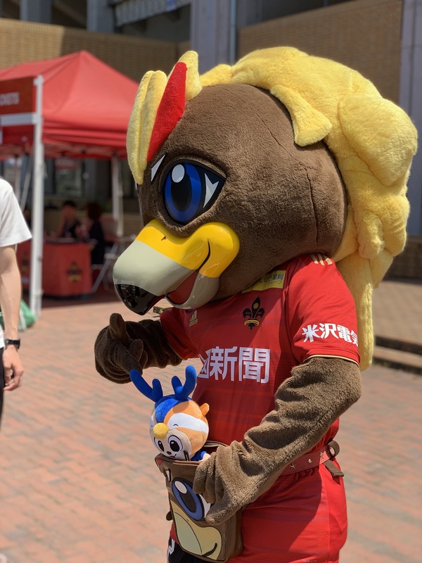 ゲンゾーくんはヴィヴィくんのぬいぐるみ持って一緒に写真撮ってくれたよ！
