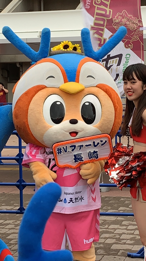 綺麗なお姉さんのお隣でちょっぴり照れてる？ヴィヴィくん