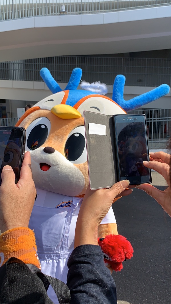ヴィヴィくん人気者すぎて近づけない