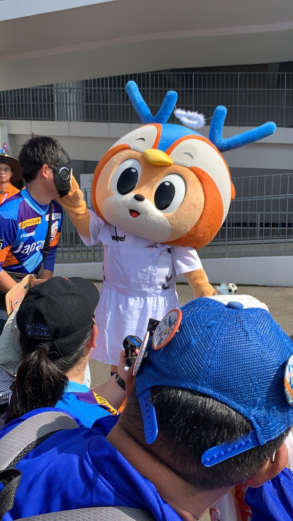 地元のキャラクターうないさんのお面をつけたサポさんと交流