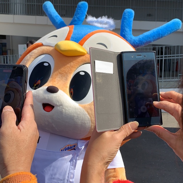 ヴィヴィくん人気者すぎて近づけない