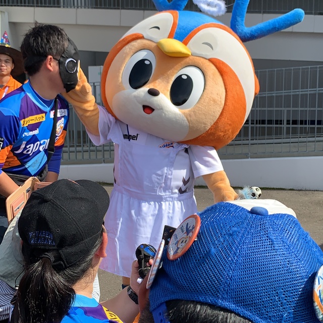 地元のキャラクターうないさんのお面をつけたサポさんと交流