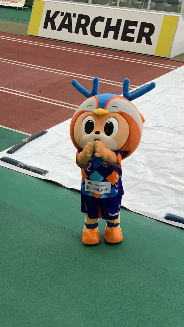 最終戦セレモニー終わっても、最後までサポーターのところでご挨拶してくれるヴィヴィくん