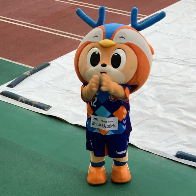 最終戦セレモニー終わっても、最後までサポーターのところでご挨拶してくれるヴィヴィくん