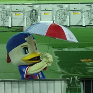 試合後にはトリパラを選手と一緒に回しながら得意気にスタジアムを1周します！！