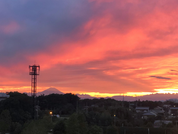 試合後のバックアッパーのコンコースから見えた富士山と夕焼け