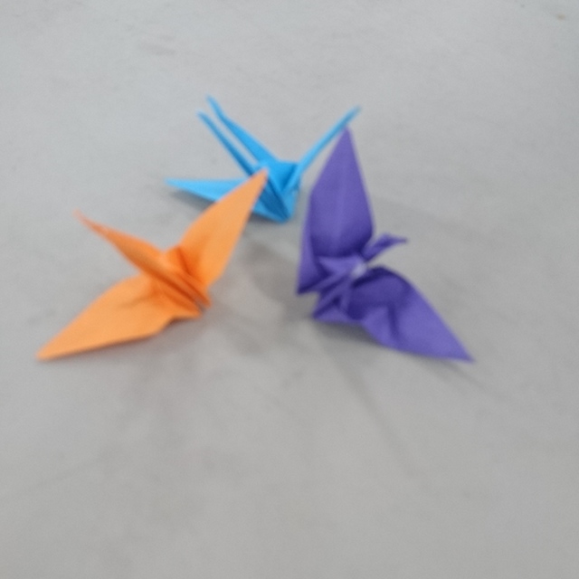 ブルーはヴィヴィくんが折った折り鶴
紫はヴァンくんが折った折り鶴
オレンジはアテンドのお姉さんが見本に折った折り鶴