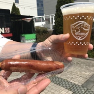 ビールのカップもベガルタ仕様でかわいい。スタジアム外のケータリングカーで買った牛タンフランク300円。ビールとよく合う。