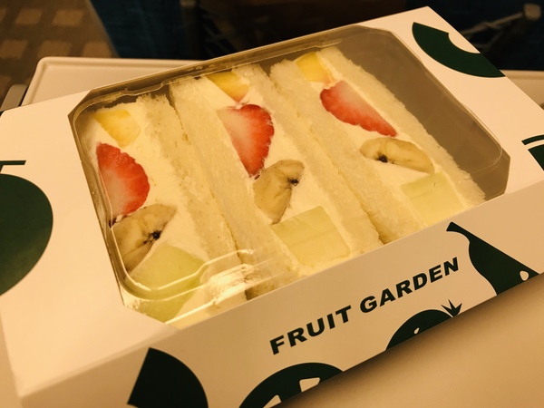 新大阪駅ＪＲ構内エキマルシェ「山口果物」のフルーツサンド（税込600円）。さっぱり生クリームなので果物の味が堪能できる