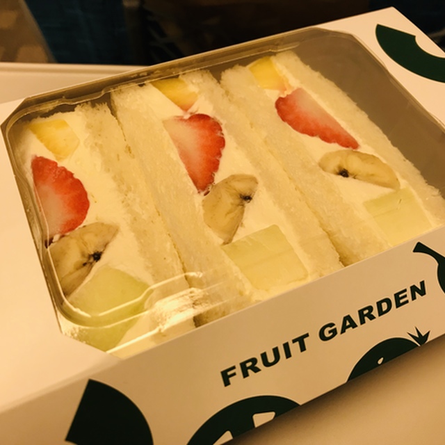 新大阪駅ＪＲ構内エキマルシェ「山口果物」のフルーツサンド（税込600円）。さっぱり生クリームなので果物の味が堪能できる