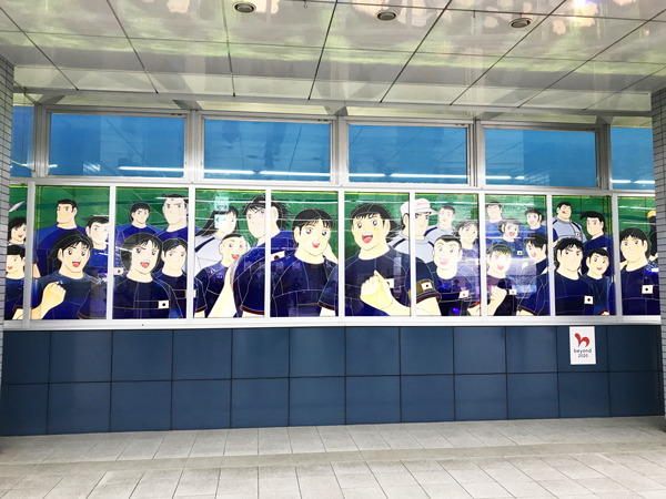 G大阪　浦和美園駅に漫画「キャプテン翼」のステンドグラスが登場