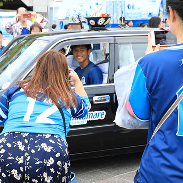 麻田選手がコラボタクシーに乗車中