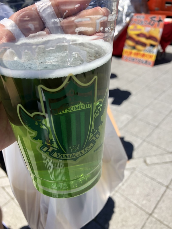 専用カップに入った山雅ビールはきれいな緑色