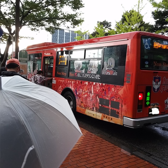 新潟駅近くにお泊りなら、夜にかかるゲームならシャトルバスが便利。往復チケット500円。駅に戻ったらそのまま飲みにも行けちゃいますね。帰りの便のチケットは無くさずに。