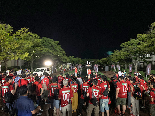 試合後、地元芸人のライブにたくさんのサポーターが足を止めていた。金沢の夜はまだまだ熱い！