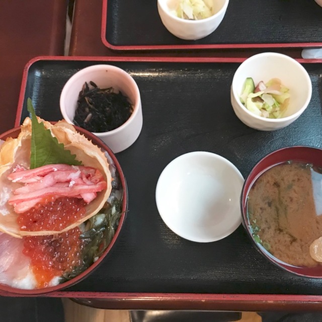 カニ海鮮丼　2,000円