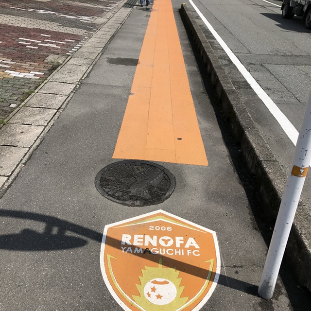 JR山口線 大歳駅からレノファカラーのオレンジのラインがのびています。