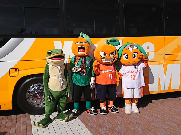 一平くん、伊予柑太、オ～レくん、たま媛ちゃんと新しいチームバスの御披露目です。