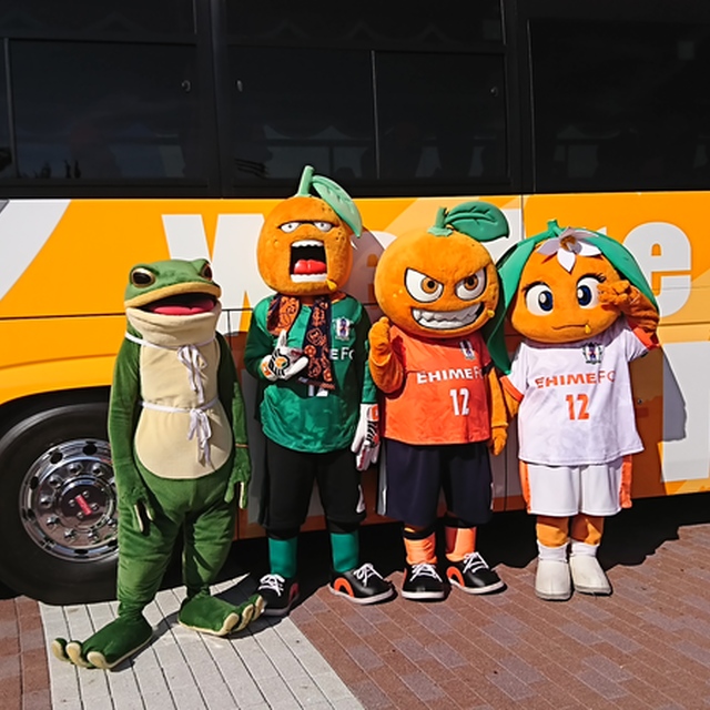 一平くん、伊予柑太、オ～レくん、たま媛ちゃんと新しいチームバスの御披露目です。