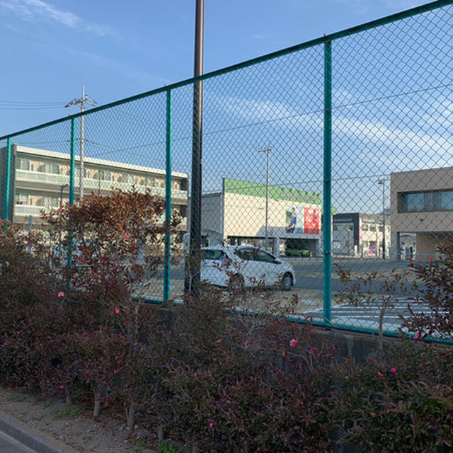 浦和美園駅から埼玉スタジアムへ向かう道の一本隣にあります。