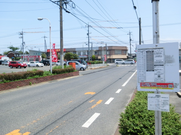 「ユニサン前」バス停→チュスタ
１.バスが来た道の交差点左折する