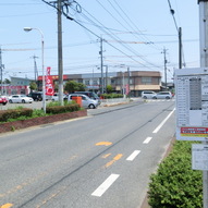 「ユニサン前」バス停→チュスタ
１.バスが来た道の交差点左折する