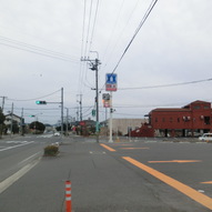 「浜橋」バス停→チュスタ
５.ローソンがある丁字路を右折する