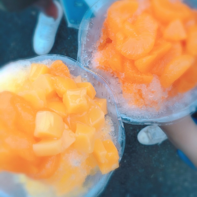 みかん氷&ミックス(みかんとマンゴー)通常はブルーハワイですがシロップ切れでパインシロップで。